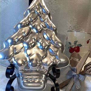 Wilton Christmas Tree Cake Baking Pan 502-1107 Korea - (1972) Vintage (B)